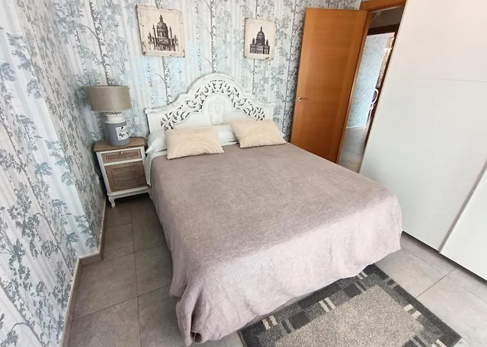 Atico Con Gran Terraza Y Vistas En דירה *